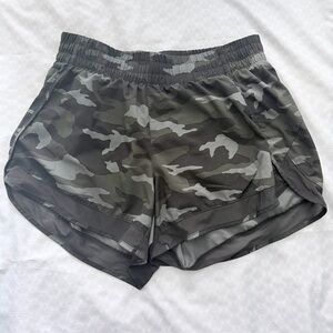 Athleta Printed Green Camo Women's Run Shorts, size medium